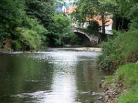 Les bords de la Nive au pied des remparts de la citadelle, à proximité du vieux pont
