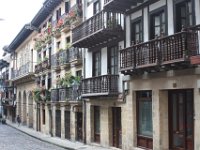A l'opposé d'Hendaye sur l'autre rive de l'estuaire de la Bidassoa, Hondarribia et ses vieilles maisons. Balcons superbes en bois et fer forgé