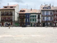 Ses maisons peintes, aux coloris vifs et variés, bordent la place d'armes d'Hondarribia