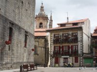 Hondarrabia, depuis la place d'armes. A gauche chateau de Charles Quint, le clocher de l'Eglise Santa Maria de la Asuncion y del Manzano.